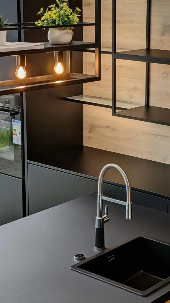 Moderne schwarze Küche